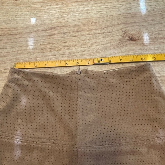 Mini skirt
Jolt
Size 3 - Picture 5 of 7
